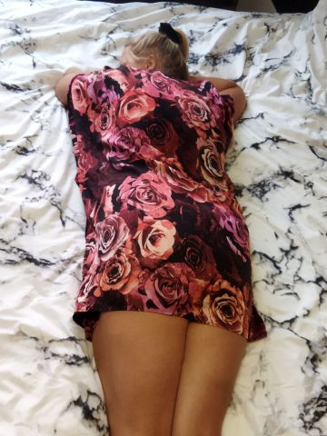 Виолетта Молодая Брюнетка